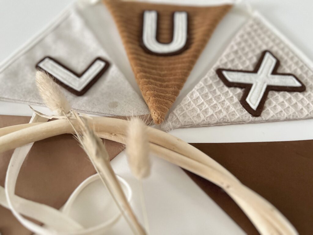 147.Lux